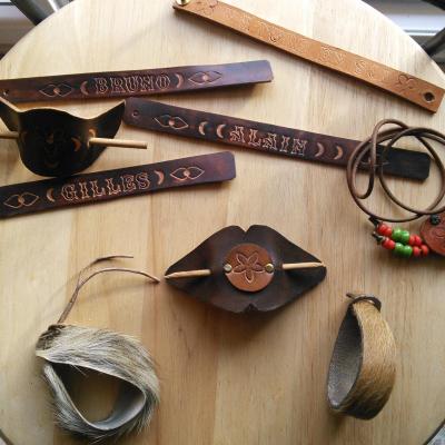 Bracelet, collier et barrette en cuir personnalisable